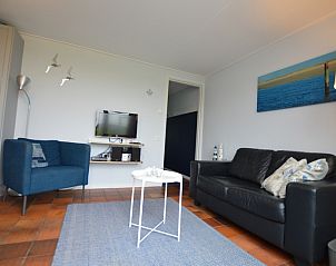 Gezellige woonkamer in Orchismient 45 klein, vakantiehuis in De Koog, Texel met comfortabele zitbanken.
