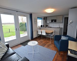 Open leefruimte in Orchismient 45 klein, vakantiehuis in De Koog, Texel met toegang tot het terras.