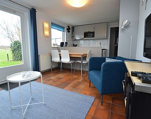 Eetgedeelte in Orchismient 45 klein, vakantiehuis in De Koog, Texel met moderne keuken en eetkamerstoelen.