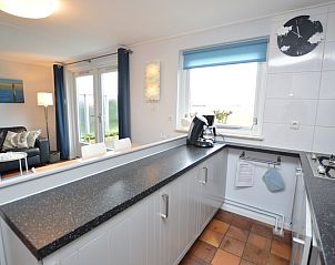 Keuken en eetruimte in Orchismient 45 klein, vakantiehuis in De Koog, Texel met moderne voorzieningen.