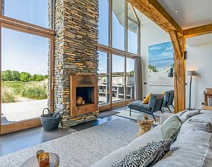Gemtliches Wohnzimmer im Ferienhaus in De Koog mit Kamin und Blick auf die Texeler Natur.