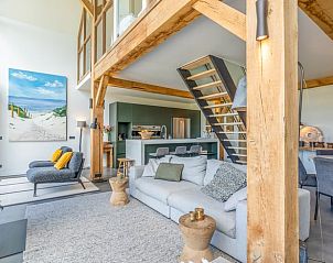 Stilvolle Einrichtung des Ferienhauses in De Koog mit Holzbalken und offener Kche auf Texel.