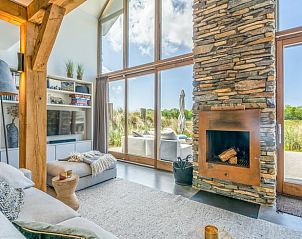 Helles Wohnzimmer im Ferienhaus in De Koog mit groen Fenstern und Blick auf die Natur von Texel.