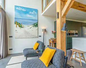 Gemtliche Sitzecke im Ferienhaus in De Koog mit Stranddekoration und natrlichem Licht auf Texel.