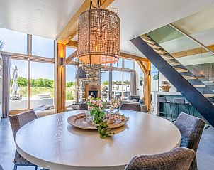 Esszimmer im Ferienhaus in De Koog mit rundem Tisch und Blick auf den Garten von Texel.