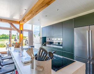 Offene Kche im Ferienhaus in De Koog mit modernen Gerten und Blick auf die Terrasse auf Texel.