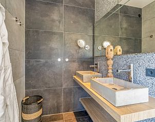 Modernes Badezimmer in einem Ferienhaus in De Koog mit Doppelwaschbecken und stilvollem Finish auf Texel.