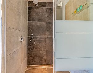 Begehbare Dusche im Ferienhaus in De Koog mit modernen Fliesen und Regendusche auf Texel.