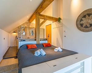 Gerumiges Schlafzimmer im Dachgeschoss eines Ferienhauses in De Koog mit Holzbalken und Atmosphre auf Texel.