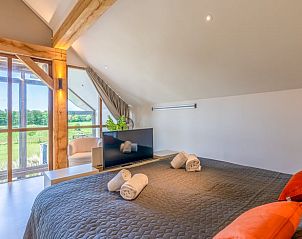 Schlafzimmer mit Panoramablick im Ferienhaus in De Koog, ideal fr Entspannung auf Texel.