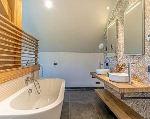Luxurises Badezimmer im Obergeschoss des Ferienhauses in De Koog mit Badewanne und modernen Details auf Texel.