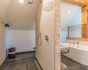 Stilvolle Dusche im Ferienhaus in De Koog mit moderner Ausstattung und natrlichem Licht auf Texel.