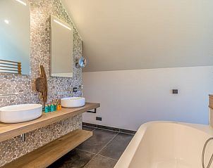 Badezimmer mit Doppelwaschbecken im Ferienhaus in De Koog, stilvoll und modern auf Texel.