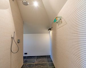 Gerumige Dusche im Ferienhaus in De Koog mit modernen Fliesen und Regendusche auf Texel.