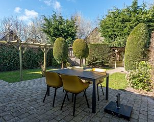 Gezellig terras bij vakantiehuisje in De Koog, Texel, omgeven door natuur.