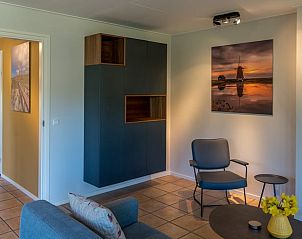 Stijlvolle woonkamer van vakantiehuisje in De Koog, Texel met kunst.