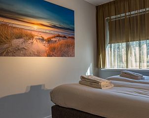 Slaapkamer met kunst en uitzicht in vakantiehuisje in De Koog, Texel.