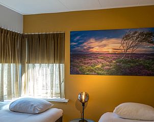 Tweede slaapkamer met schilderij in vakantiehuisje in De Koog, Texel.
