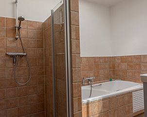 Badkamer met douche en bad in vakantiehuisje in De Koog, Texel.