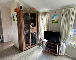 Gezellige woonkamer van Chaletpark Bregkoog - Bregkoog chalet 214 in De Koog, Texel met moderne inrichting en natuurlijk licht.