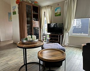 Gezellige woonkamer van Chaletpark Bregkoog - Bregkoog chalet 214 in De Koog, Texel, met moderne meubels en veel natuurlijk licht.