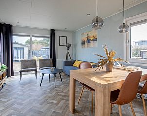 Gezellige woonkamer in Chaletpark Bregkoog - Chalet Bregkoog 162, De Koog, Texel, met moderne inrichting en veel lichtinval.