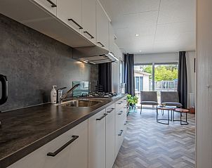 Moderne keuken in Chalet Bregkoog 162, Chaletpark Bregkoog, De Koog, Texel, met alle benodigde apparatuur.