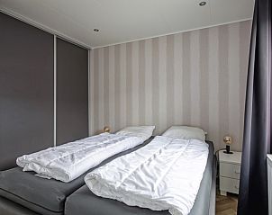 Comfortabele slaapkamer in Chalet Bregkoog 162, Chaletpark Bregkoog, De Koog, Texel, met tweepersoonsbed en zachte beddengoed.