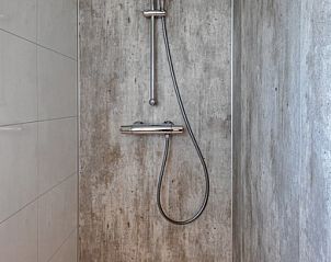 Stijlvolle douche in Chalet Bregkoog 162, Chaletpark Bregkoog, De Koog, Texel, met moderne afwerking en regendouche.