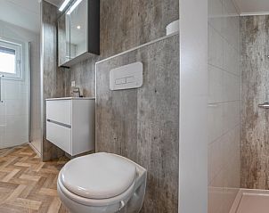 Complete badkamer in Chalet Bregkoog 162, Chaletpark Bregkoog, De Koog, Texel, met toilet, wastafel en ruime douche.