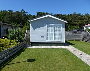 Gezellige buitenruimte van Chalet Bregkoog 205, vakantiehuis in De Koog, Texel, omringd door natuur.