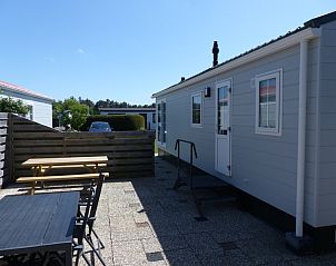 Ruim terras bij Chalet Bregkoog 205, vakantiehuis in De Koog, Texel, ideaal voor buitenmaaltijden.