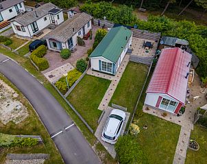 Luchtfoto van Chalet Bregkoog 205 in De Koog, Texel, toont groene omgeving en nabijgelegen accommodaties.