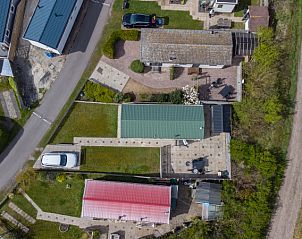 Bovenaanzicht van Chalet Bregkoog 205, vakantiehuis in De Koog, Texel, met ruime tuin en terras.