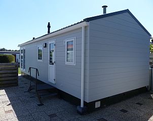Achterzijde van Chalet Bregkoog 205 in De Koog, Texel, met toegang tot het terras en de tuin.