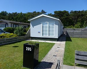 Ingang van Chalet Bregkoog 205, vakantiehuis in De Koog, Texel, met verzorgde tuin en rustige ligging.