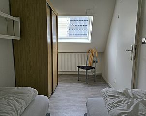 Lichte slaapkamer in Appartementen Anna - Appartement 15, De Koog, Texel. Comfortabele bedden en opbergruimte.
