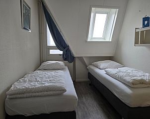 Tweede slaapkamer met twee bedden in Appartementen Anna - Appartement 15, De Koog, Texel. Gezellig en licht.