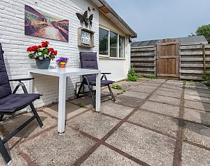Gezellig terras bij Vakantiehuis 2490 in De Koog, Texel met bloemen en zitje.