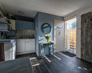 Moderne keuken in Vakantiehuis 2490, De Koog, Texel met veel lichtinval.