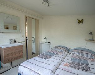 Sfeervolle slaapkamer in Vakantiehuis 2490, De Koog, Texel met tweepersoonsbed.