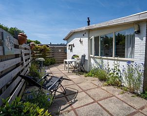 Zonnig terras met ligstoelen bij Vakantiehuis 2490, De Koog, Texel.