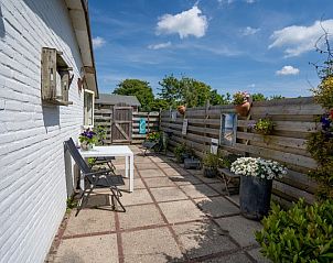 Charmant terras met bloemen bij Vakantiehuis 2490 in De Koog, Texel.