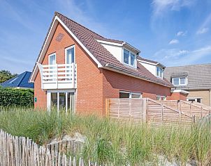 Vogelweelde vakantiehuis in De Koog, Texel met moderne architectuur en groene omgeving.