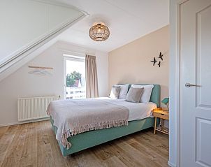 Lichte slaapkamer in Vogelweelde vakantiehuis, De Koog, Texel, met uitzicht op de omgeving.