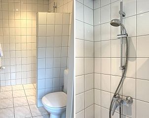 Moderne badkamer in Vogelweelde vakantiehuis, De Koog, Texel met ruime douche.