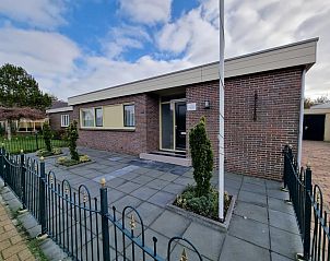Vooraanzicht van Bungalow Epelaan 13, De Koog, Texel. Vakantiehuis met moderne bakstenen gevel en omheinde tuin.