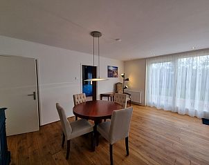 Eethoek in Bungalow Epelaan 13, De Koog, Texel. Vakantiehuis met elegante tafel en comfortabele stoelen voor gezellige maaltijden.