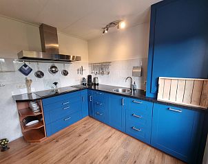 Volledig uitgeruste keuken in Bungalow Epelaan 13, De Koog, Texel. Vakantiehuis met blauwe kasten en moderne apparatuur.