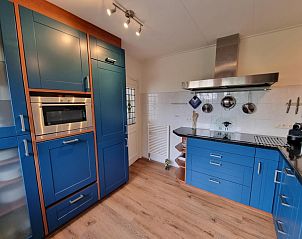 Keuken met apparatuur in Bungalow Epelaan 13, De Koog, Texel. Vakantiehuis met stijlvol design en praktische indeling.